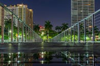 现代建筑的夜间景观令人惊叹，桥梁与倒影相映成趣，非常适合城市和建筑主题