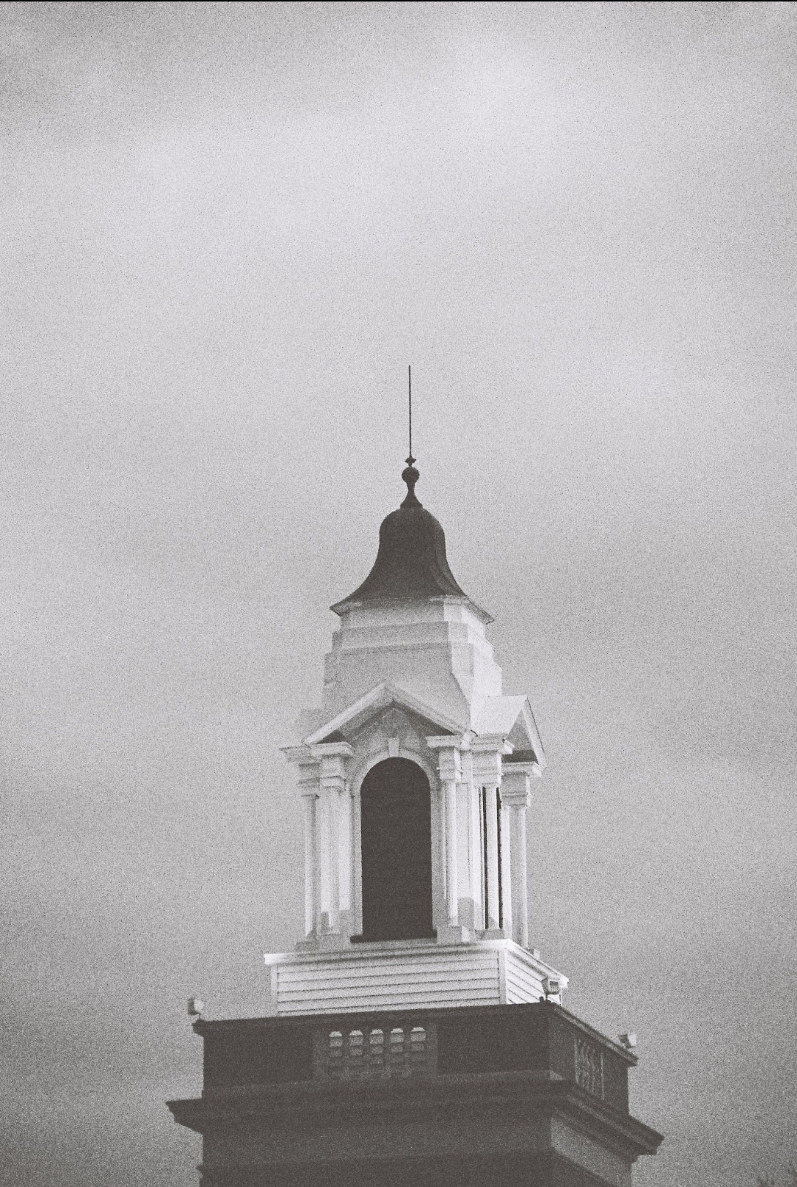 De franc Una foto d'estil vintage que captura una torre d'arquitectura clàssica amb un teló de fons ennuvolat. Foto d'estoc
