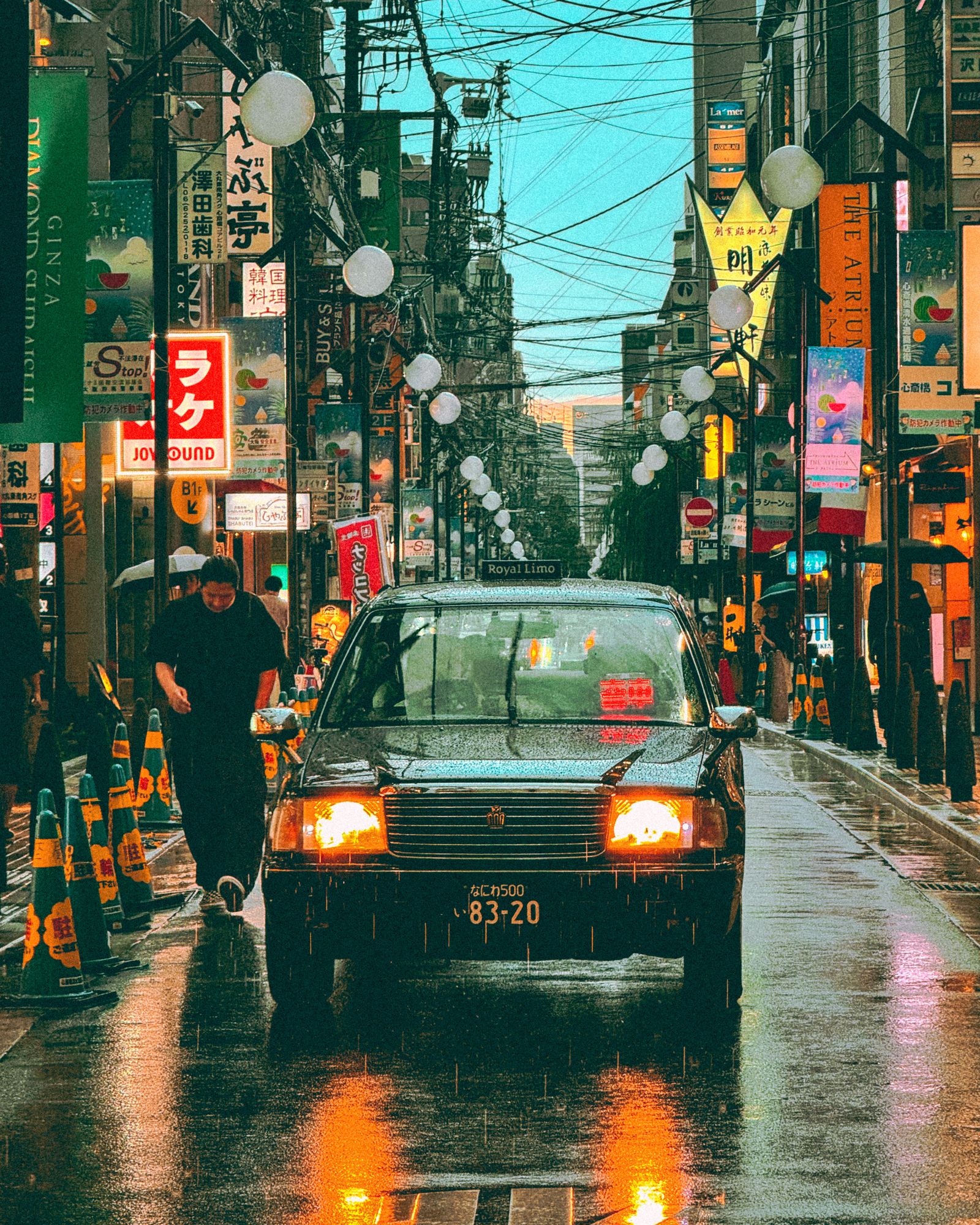 Rainy Tokyo Neon Street 4K wallpaper