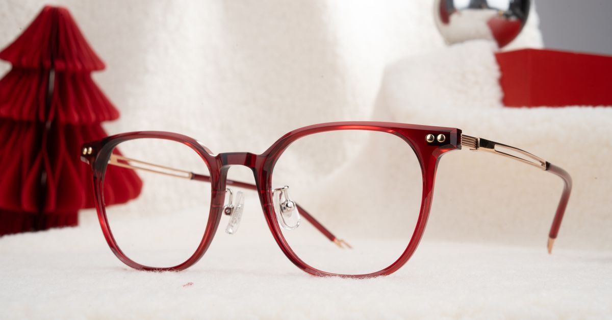 Des lunettes rouges élégantes avec un fond festif, parfaites pour les promotions de mode et d'optique des fêtes.