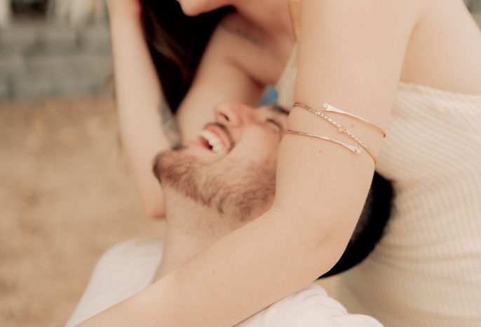 Online dating: starting a conversation on a niche platform