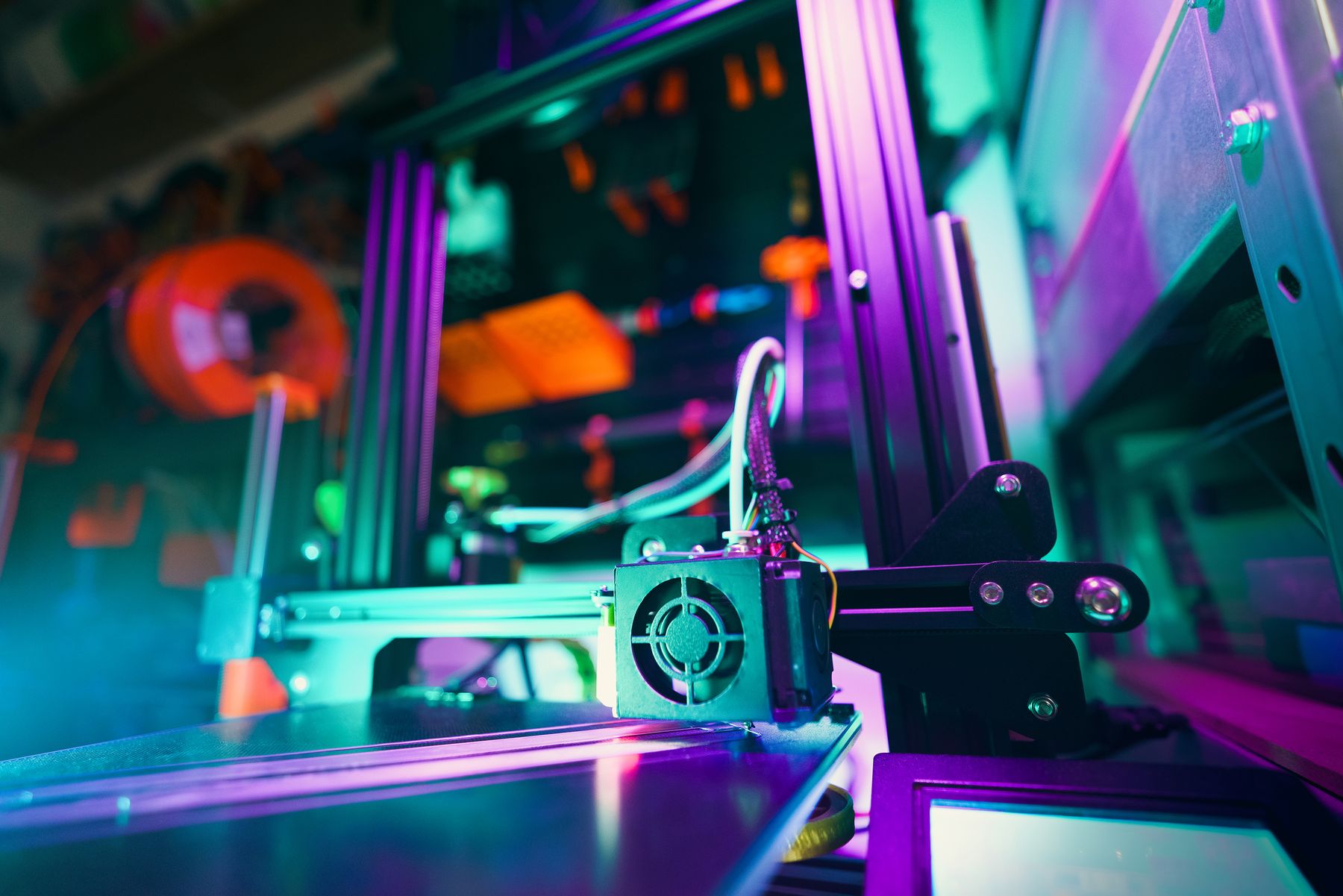 3D-printer in een kleurrijke werkplaats