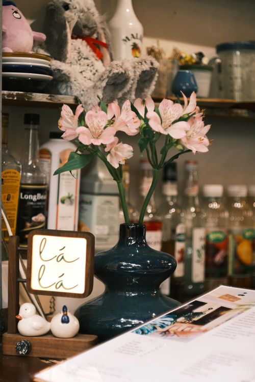 Free A charming indoor still life with pink flowers in a vase and cozy decor. Stock Photo