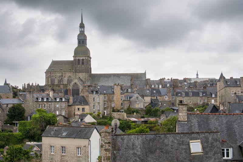 Vue aérienne des toits historiques et cathédrale de Plérin/Saint-Brieuc