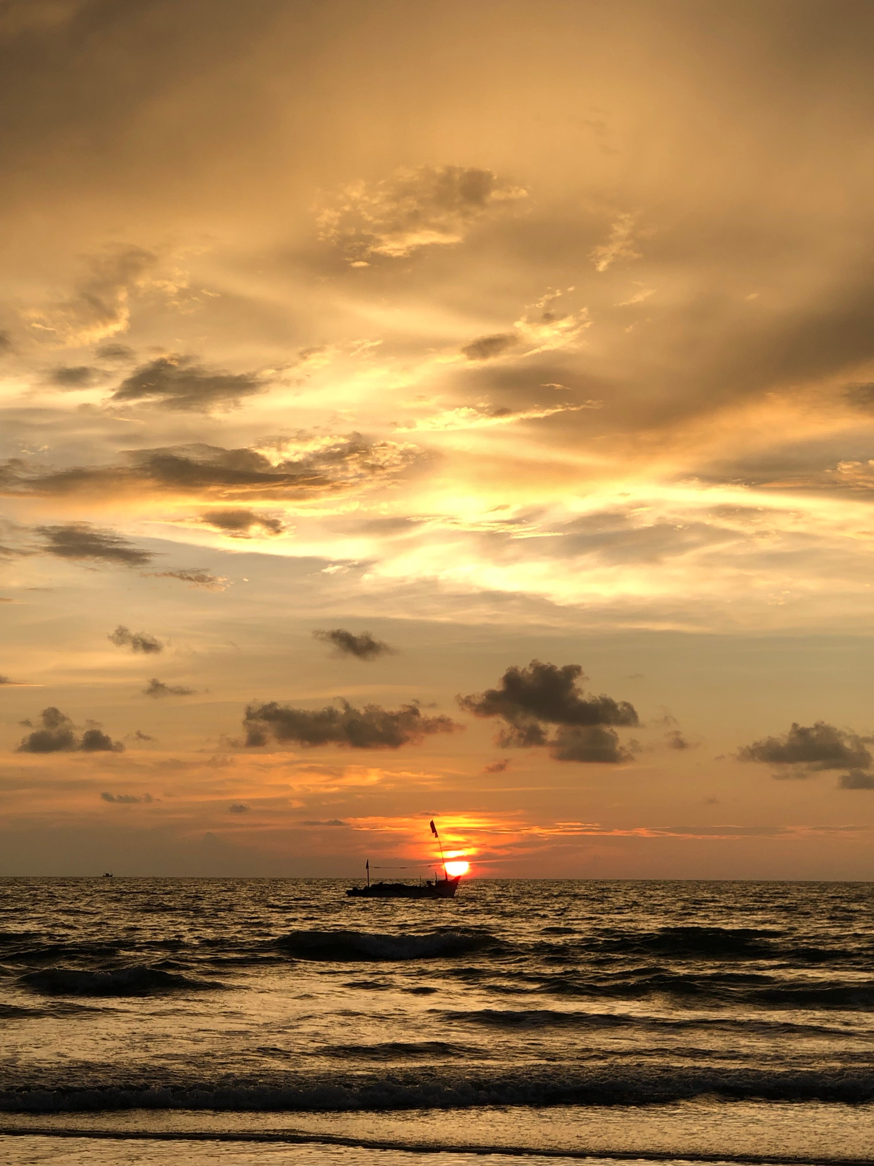 Stunning Sunset Over Tranquil Ocean Waves · Free Stock Photo