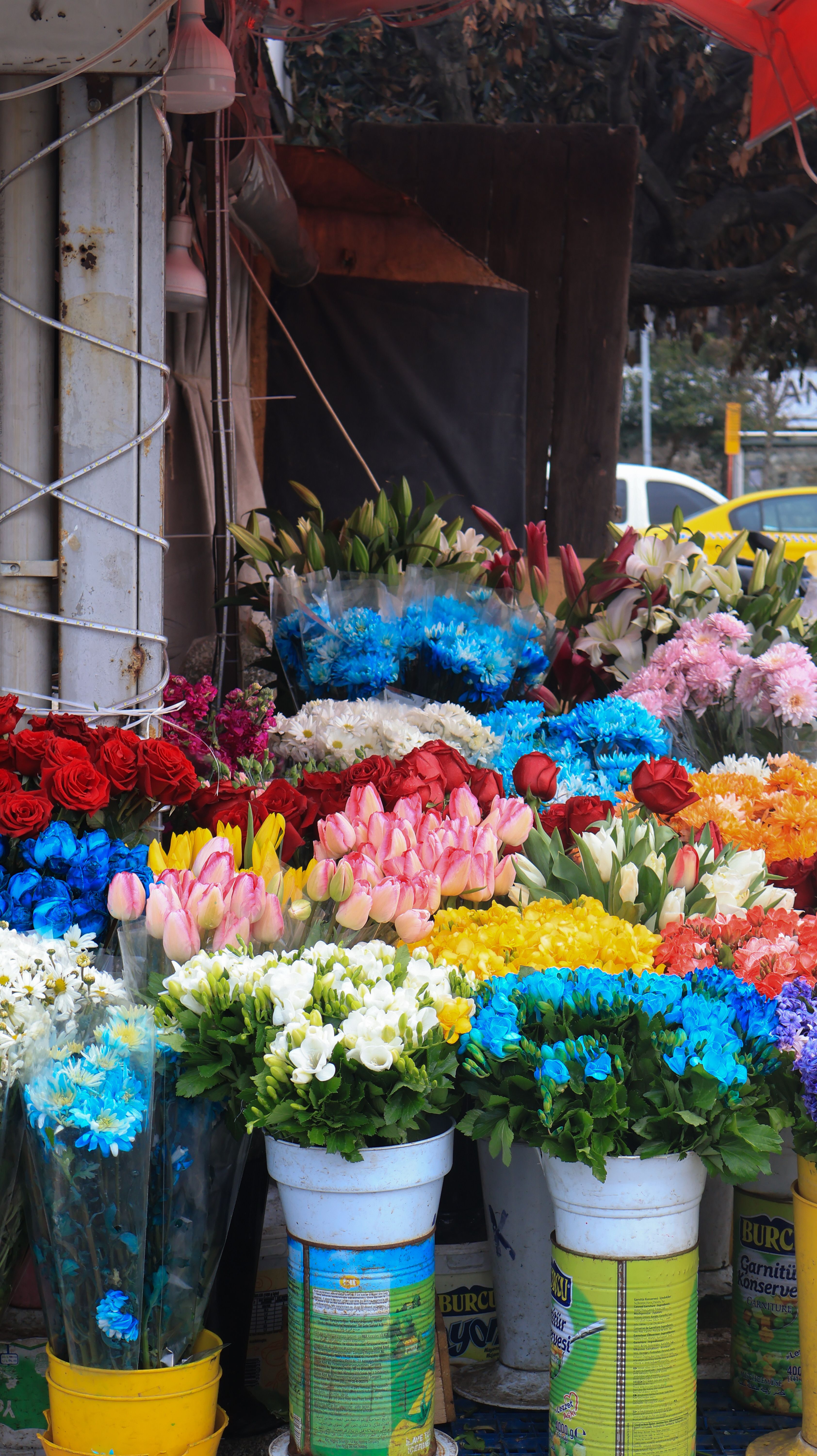 [ColoSach]-colorful-assortment-of-fresh-flowers-in-a-bustling-outdoor-market-stall.
