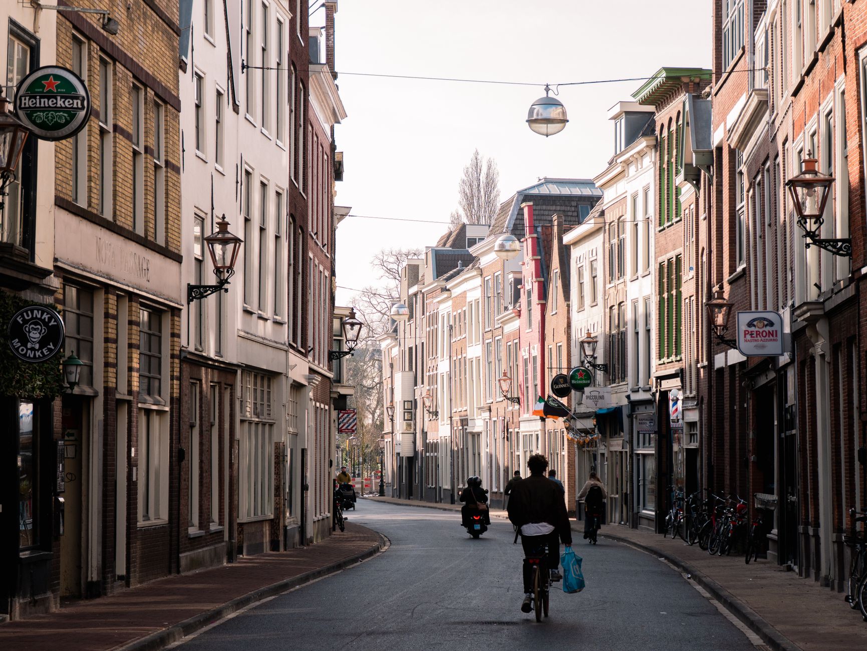 Straat versierd met 5 kilometer oranje vlaggetjes voor EK