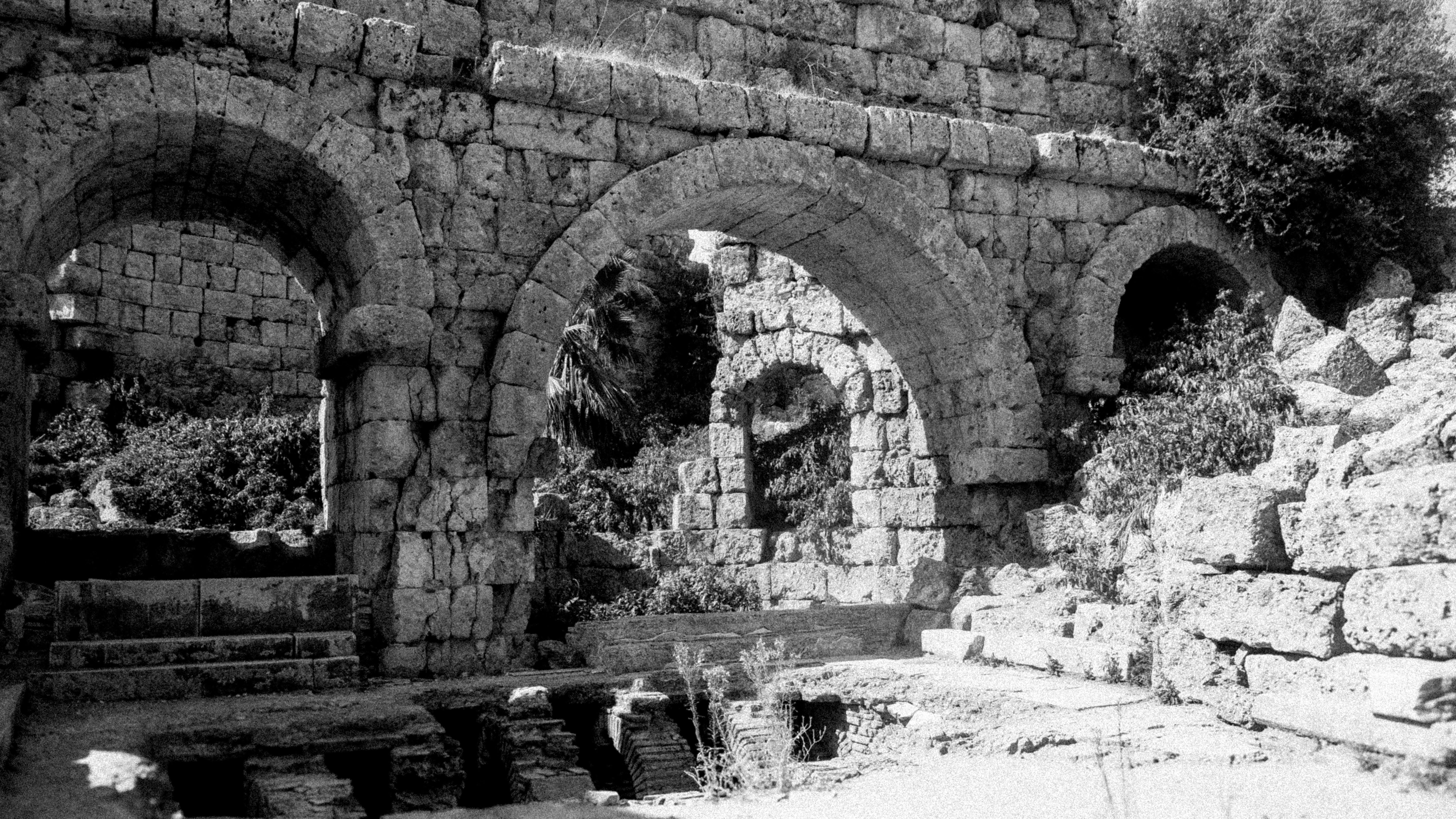 Ancient Stone Archway in Ruins · Free Stock Photo