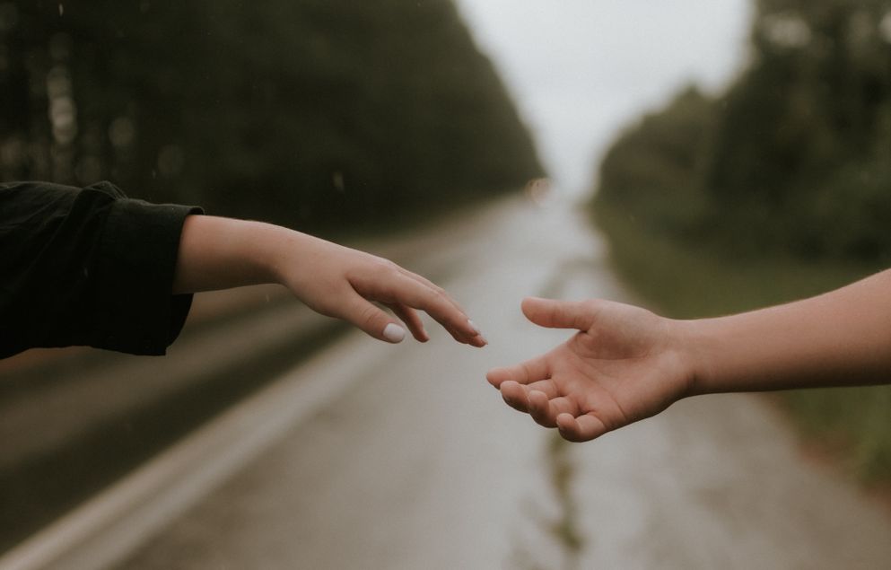 Online dating: starting a conversation on a niche platform