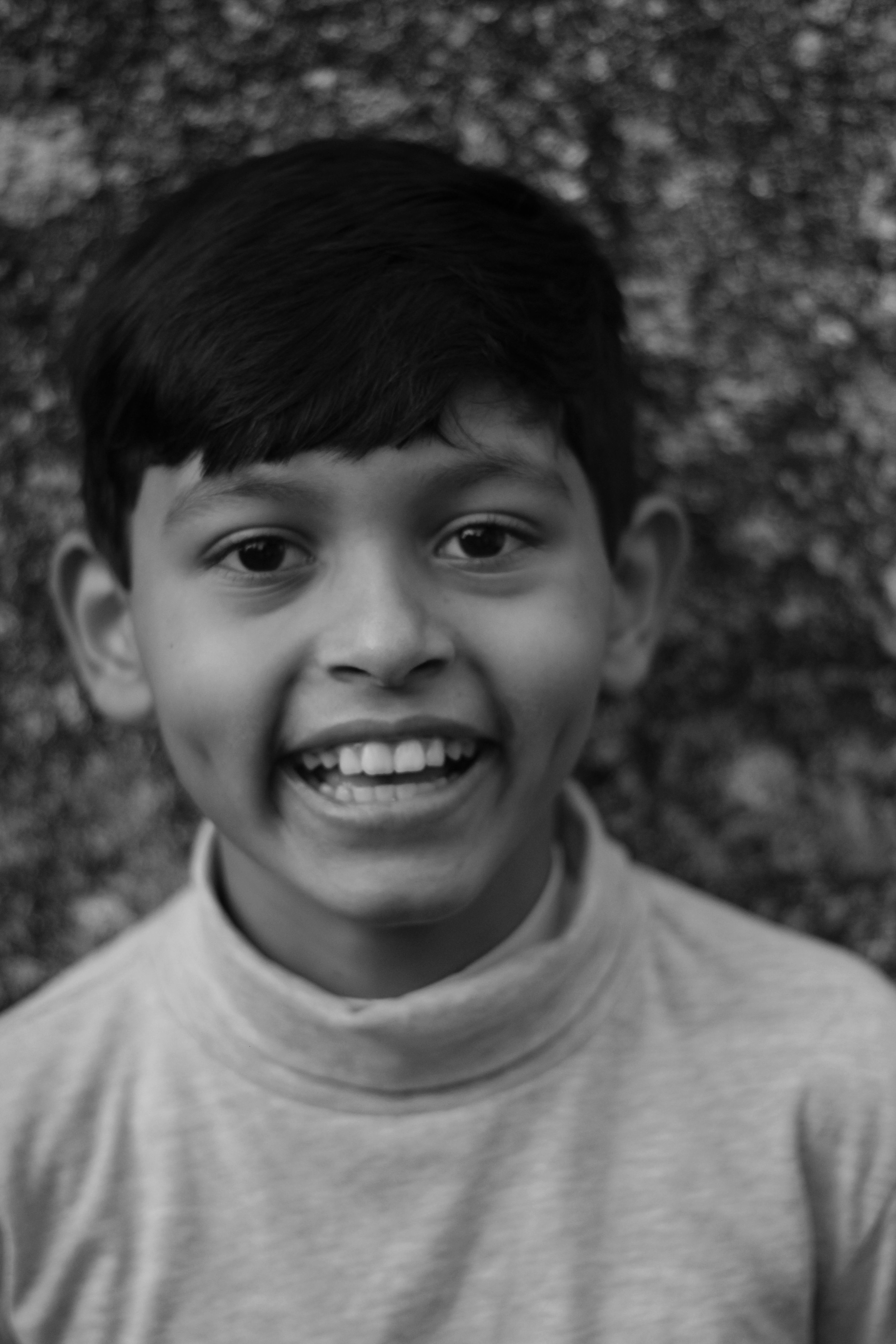 Niño Sonriente En Retrato En Blanco Y Negro · Foto de stock gratuita