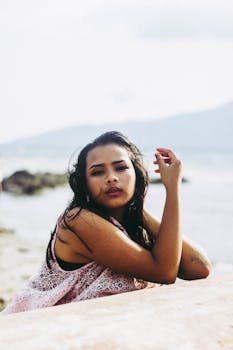 捕捉到了一个女人在海滩上放松沉思的阳光明媚时刻