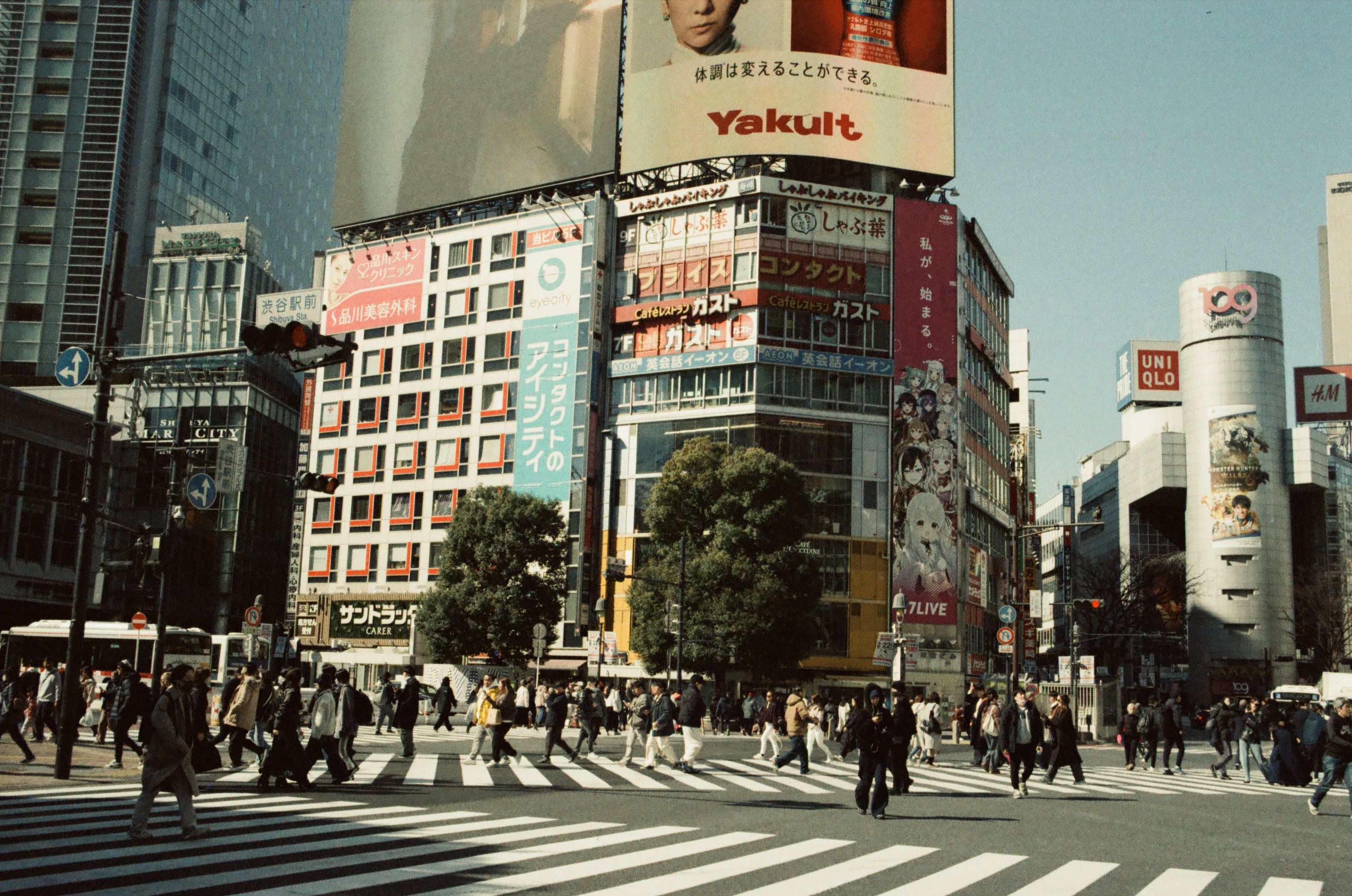 Persimpangan Jalan Tokyo Yang Ramai Dengan Papan Reklame · Foto Stok Gratis