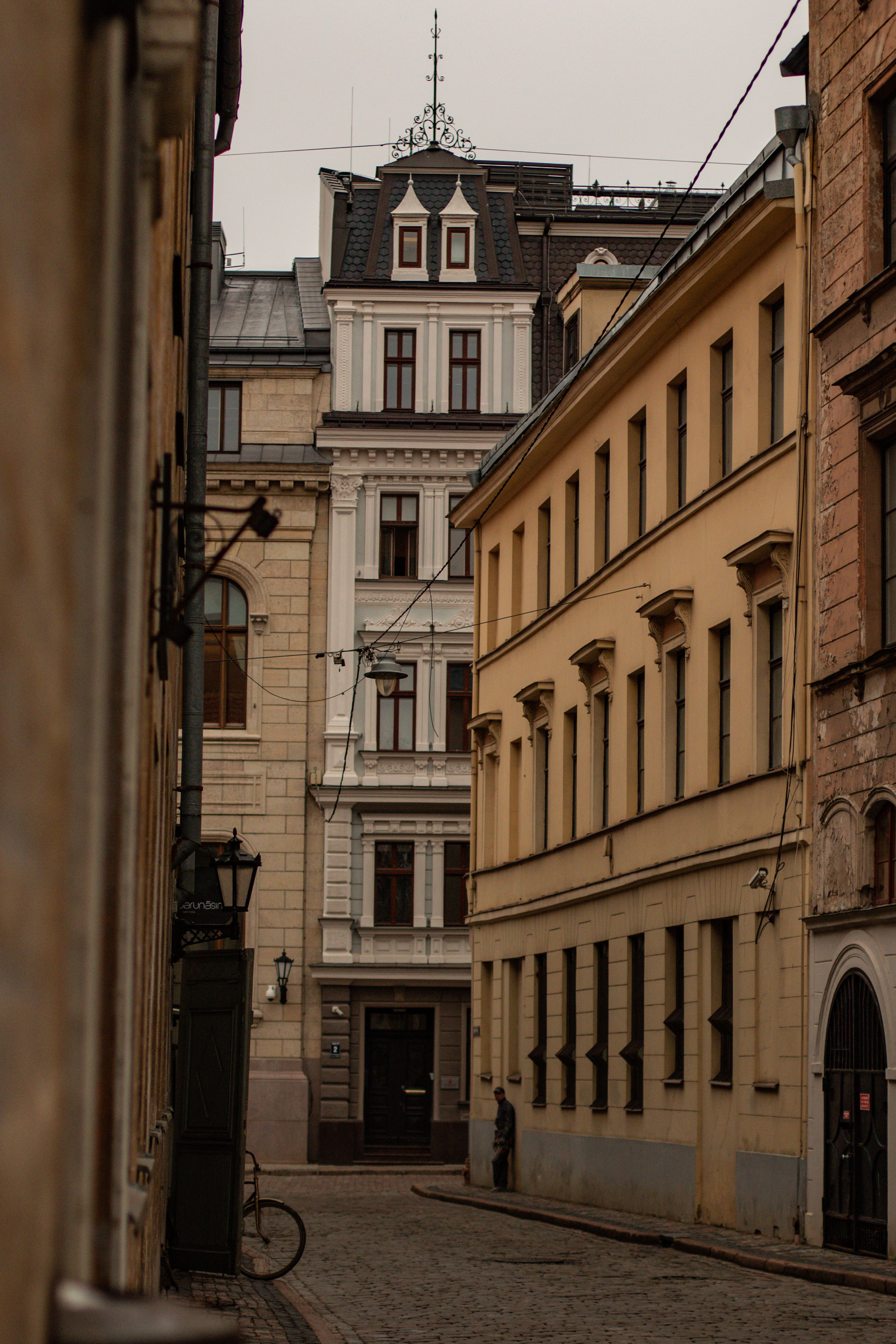 Charming European Street with Historic Architecture · Free Stock Photo