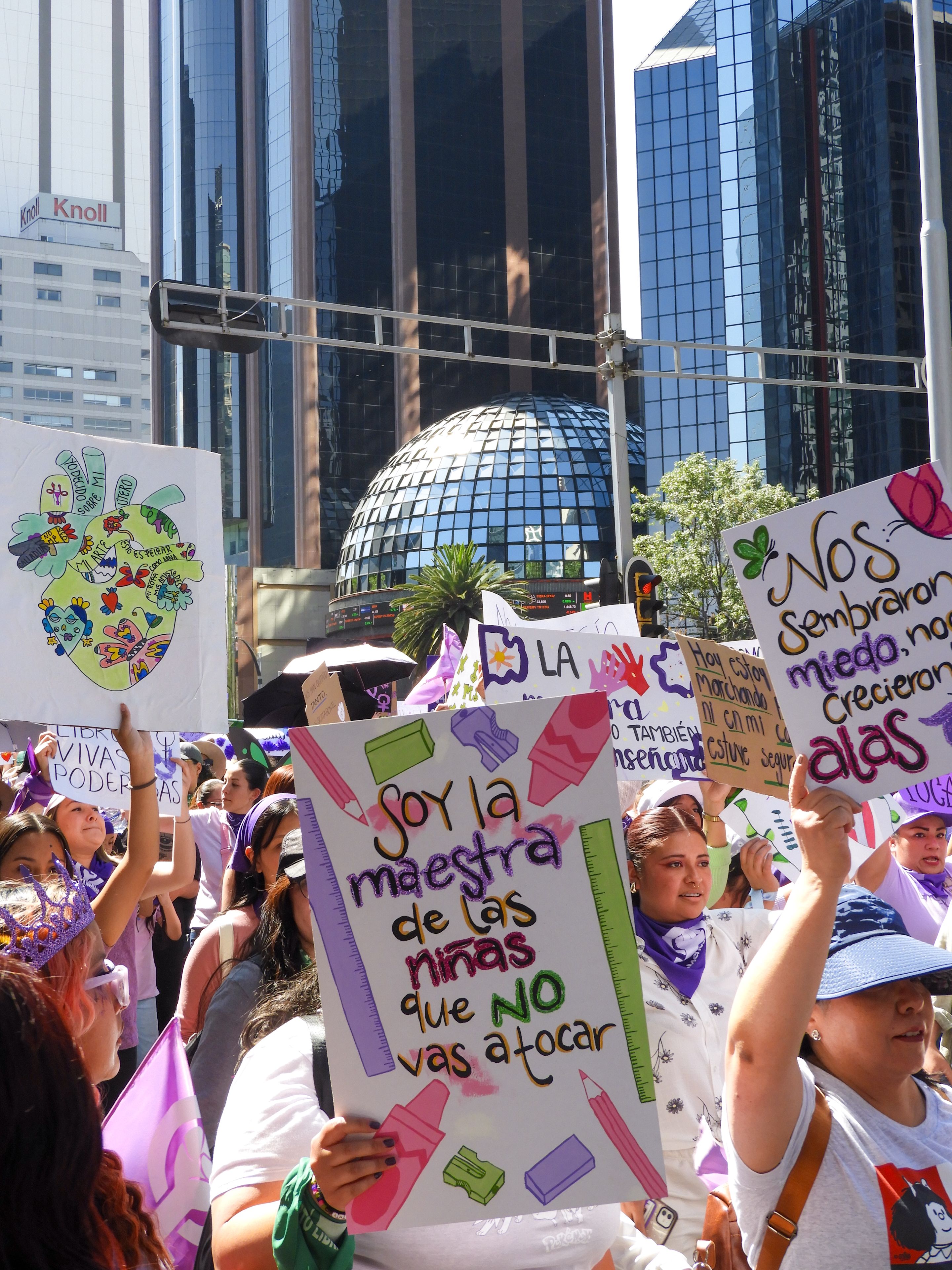 Marcha Por Los Derechos De Las Mujeres En La Ciudad De México Con ...