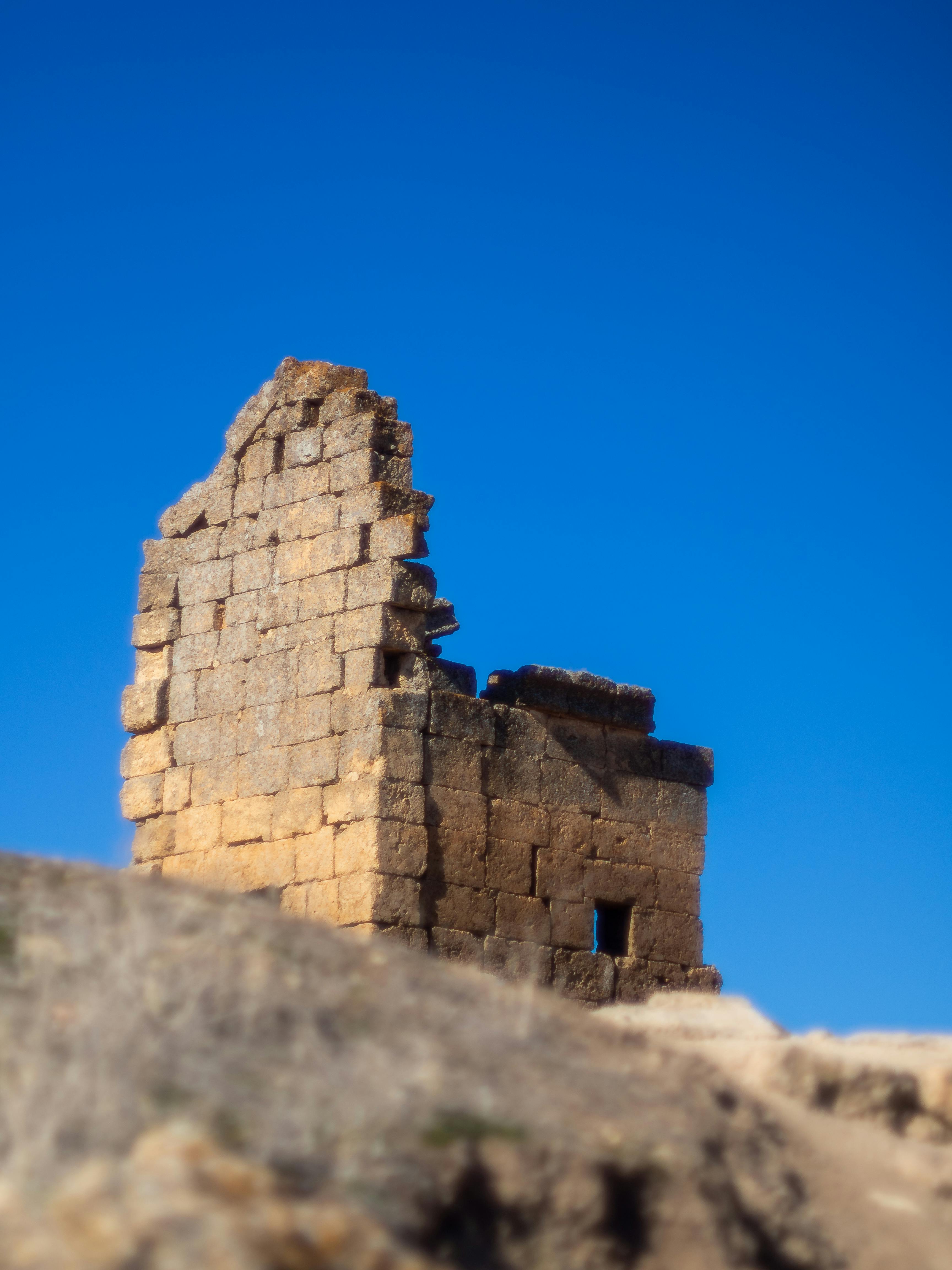 A striking view of ancient stone ruins against a vivid blue sky in Diyarbakır, Türkiye.