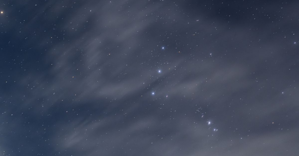 Yıldızlarla dolu gece göğü ve takımyıldız — günlük burç yorumları