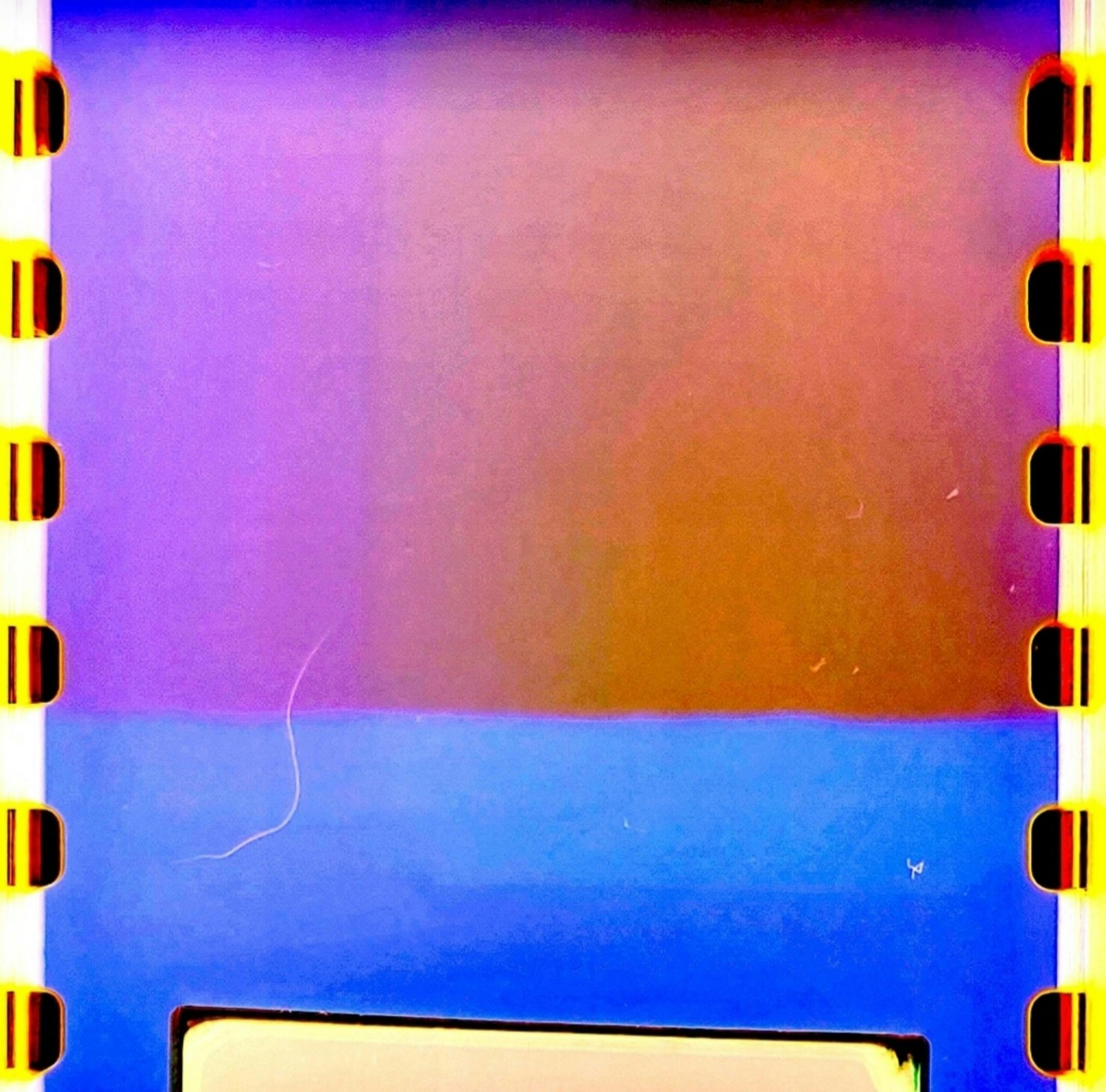 ingyenes Színes absztrakt textúra, amely élénk filmszalagos fényszivárgásokat mutat be. Stockfotó