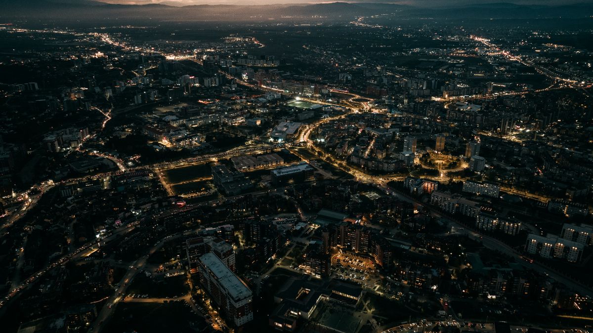 Panoramă aeriană a orașului Pristina noaptea