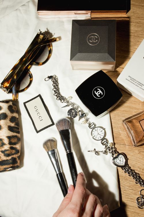 Free Luxury fashion and beauty flat lay with makeup and jewelry. Stock Photo