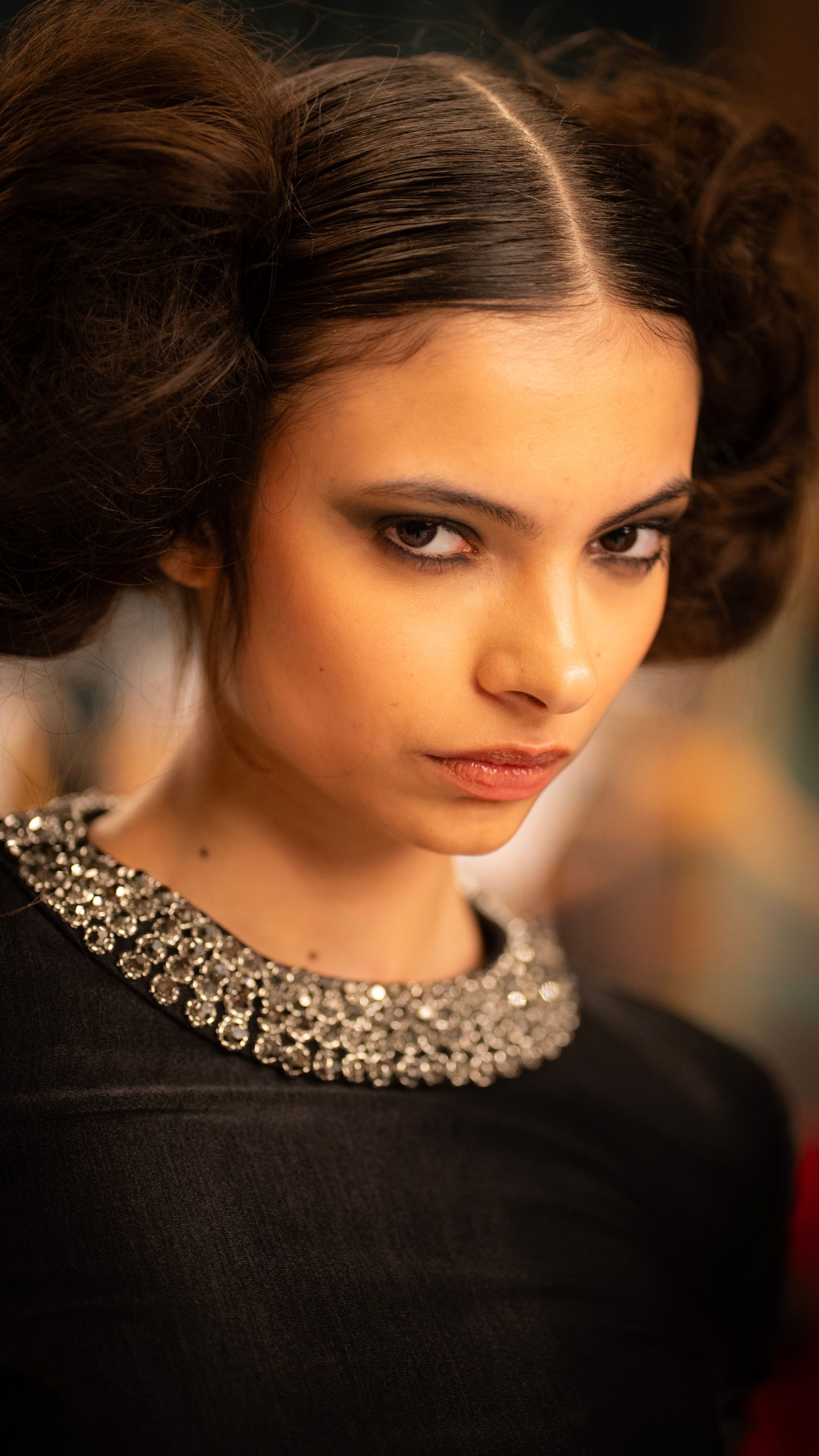 Retrato de modelo de moda sofisticado em Milão, exibindo um penteado elegante e trajes de noite.