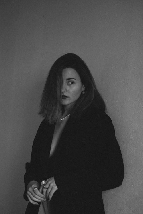 Free Stylish monochrome photo of a woman in a coat, exuding confidence and sophistication. Stock Photo