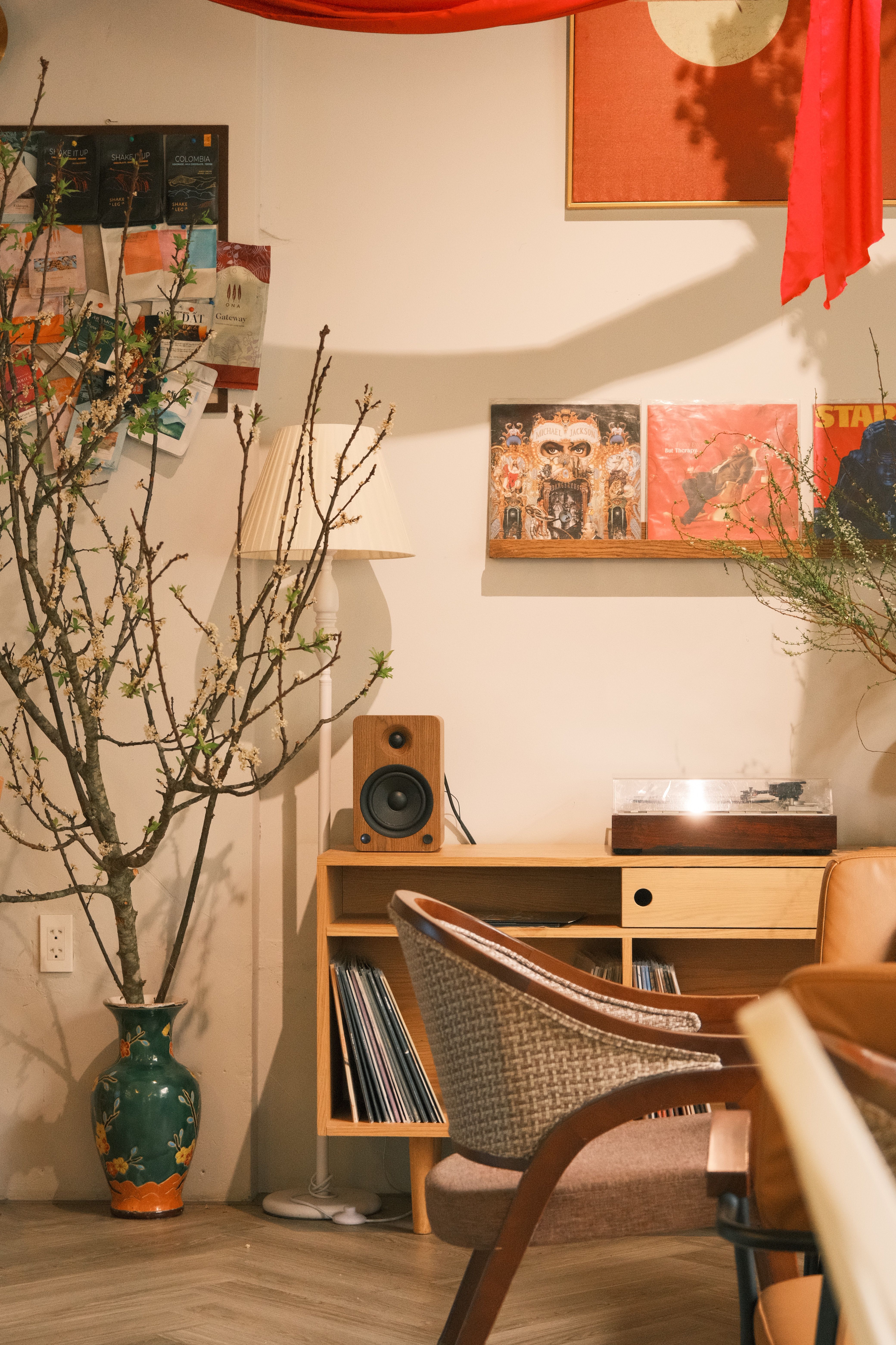 Cozy Vintage Living Room with Turntable · Free Stock Photo