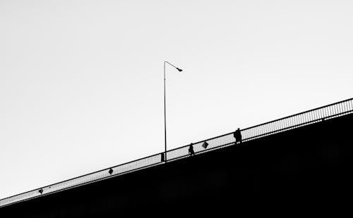 Silhouette D'homme Près De La Balustrade