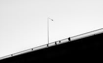 一张黑白照片，拍的是维尔纽斯一座桥上人们的剪影