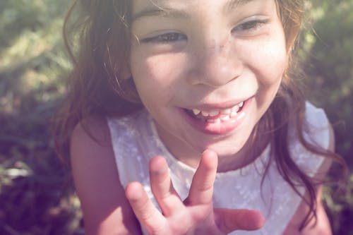 Gratis stockfoto met 5 jaar oud, glimlach, klein meisje