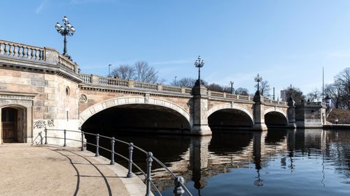Free Scenic view of historic bridge over Binnenalster in Hamburg on a clear day. Stock Photo