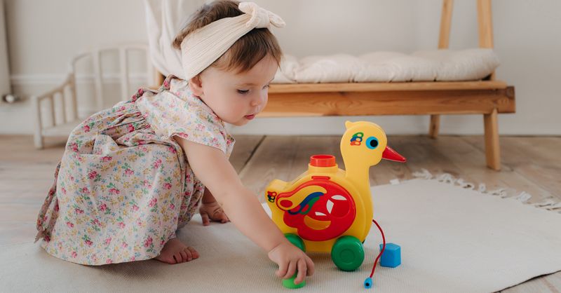 Jeux d’éveil pour bébé : stimuler ses sens avec des jouets en bois durables