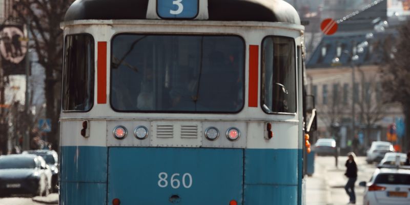 Un tranvía azul antiguo en una calle de Gotemburgo