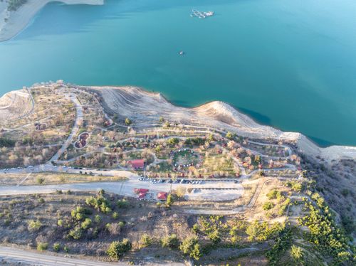 Free Aerial view of a scenic peninsula in Kahramanmaraş, Türkiye, surrounded by blue waters. Stock Photo