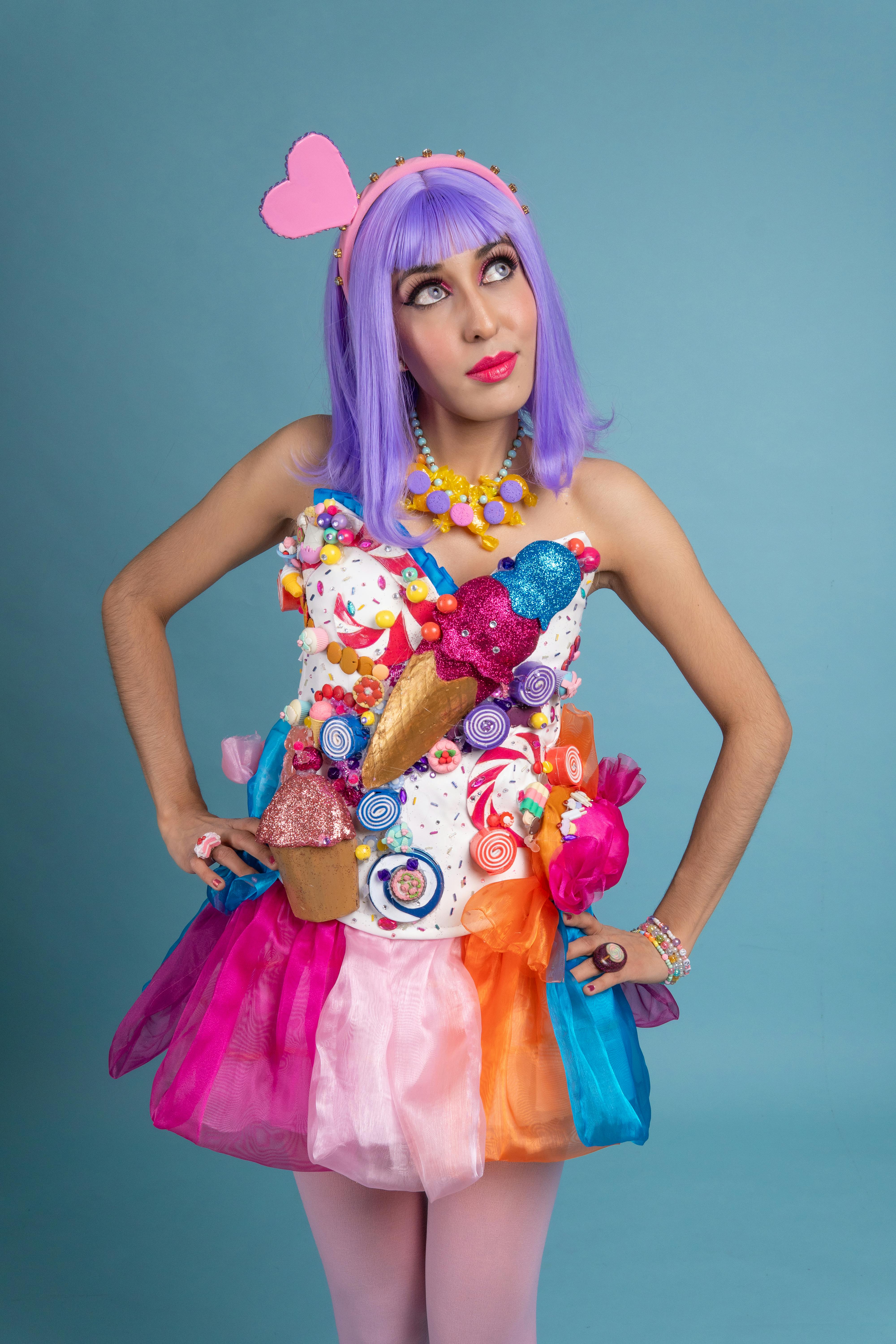 Kostnadsfria Levande cosplay-foto med färgglad kostym med godis-tema och lila peruk. Stock foto