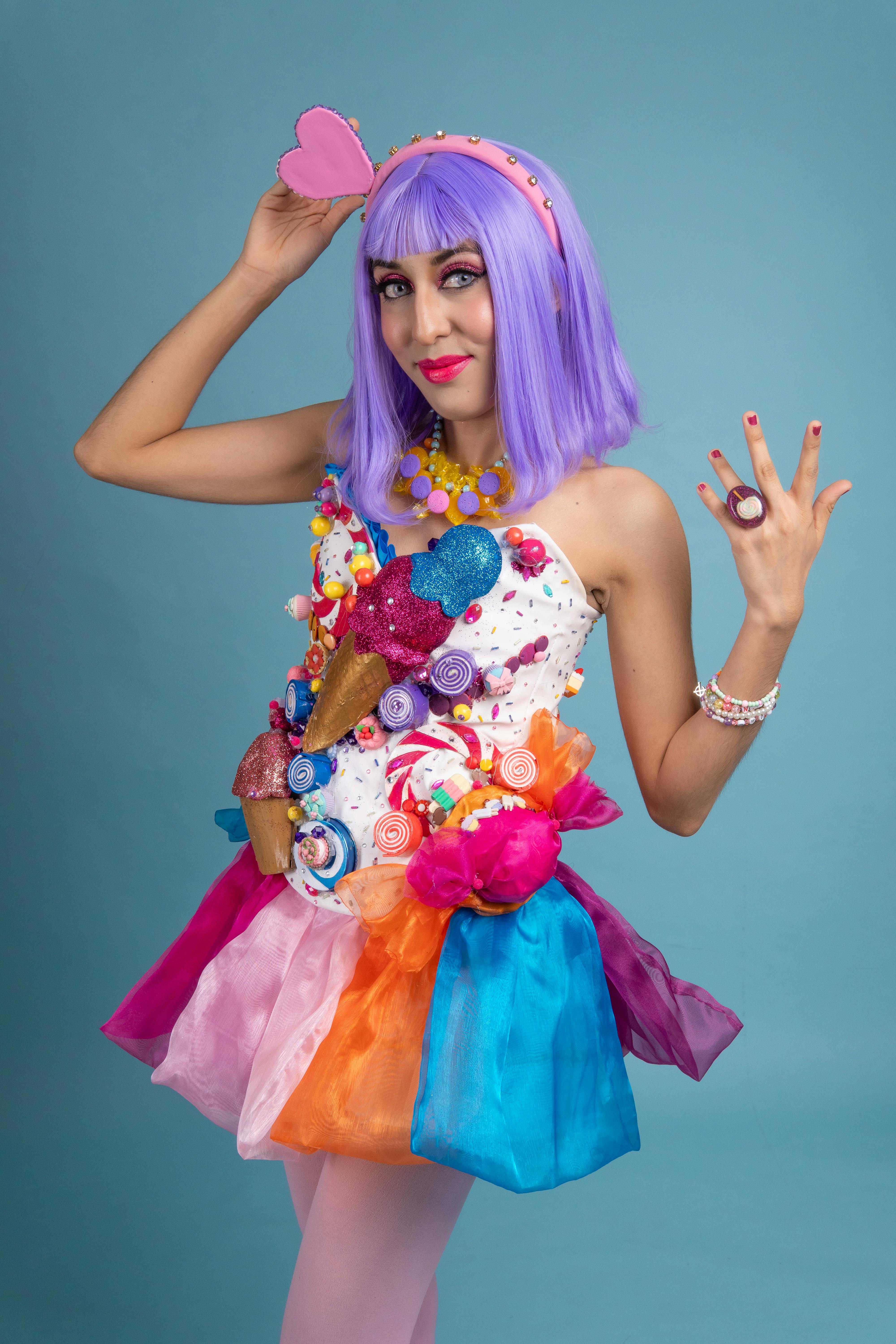 ingyenes Kreatív cosplay egy szeszélyes cukorka témájú jelmeztel és lila hajjal. Stockfotó