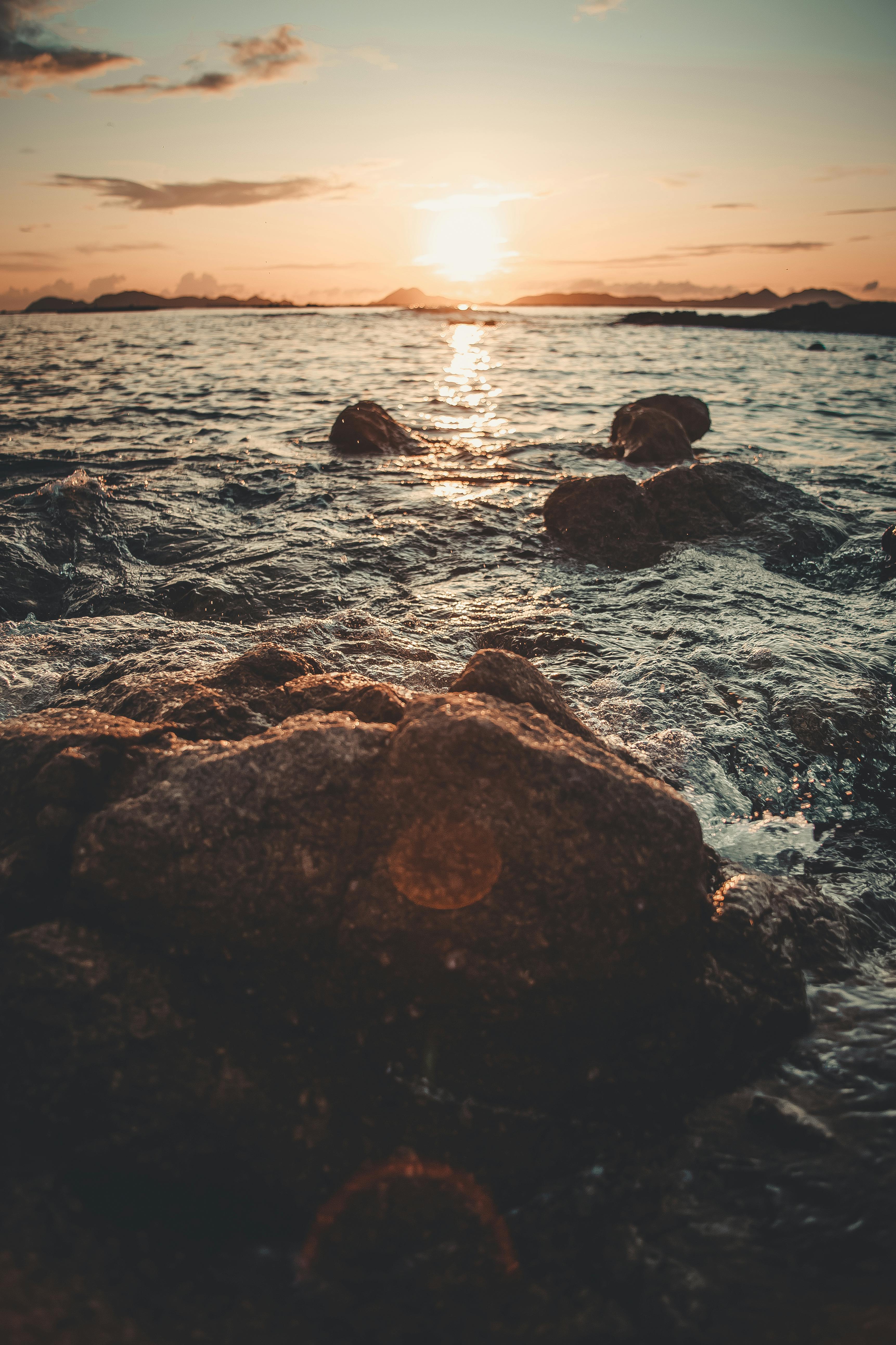 日落为岩石和海面披上了迷人的光辉