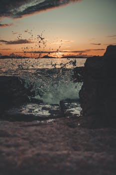 日落时分，海浪猛烈地拍打着岩石，充满活力，非常适合旅行和自然主题