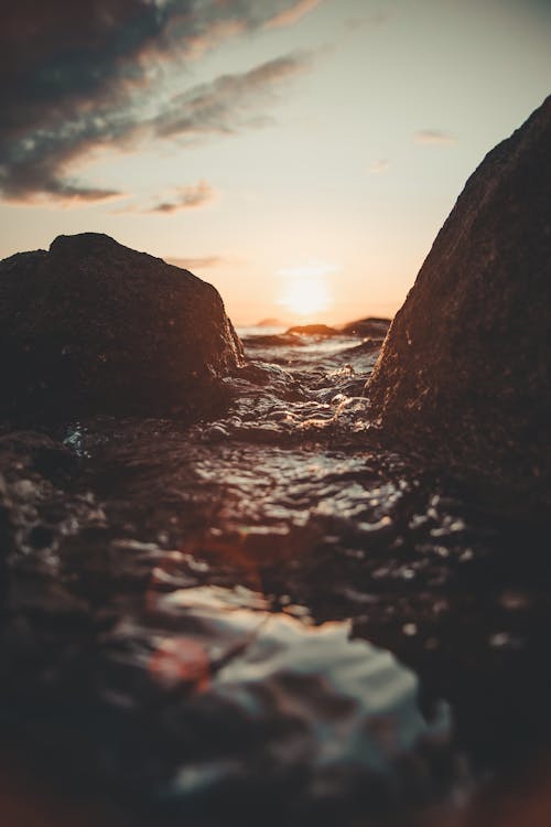 Free Brown Rocks on Body of Water Stock Photo