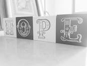 在反射表面上，优雅的单色积木拼出“希望”