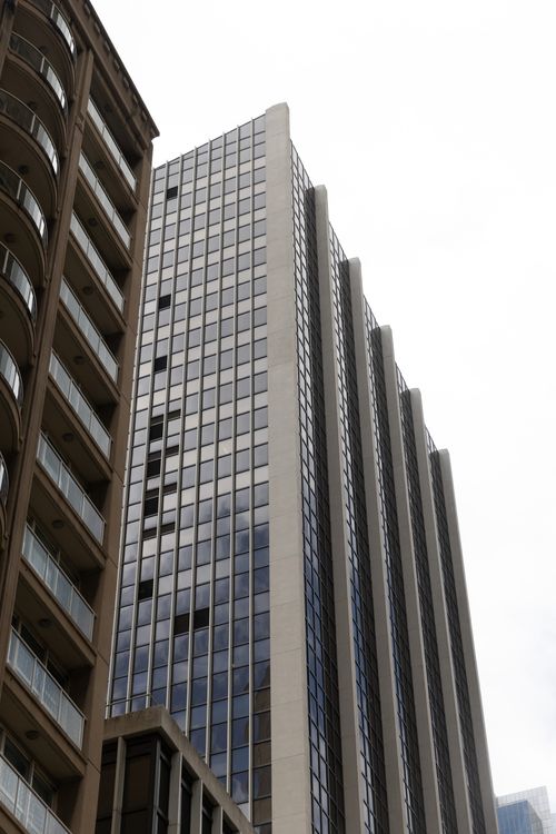 Free Tall modern skyscrapers in an urban cityscape, showcasing architectural design. Stock Photo