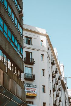 A view of commercial buildings in Buenos Aires with rental signs visible.