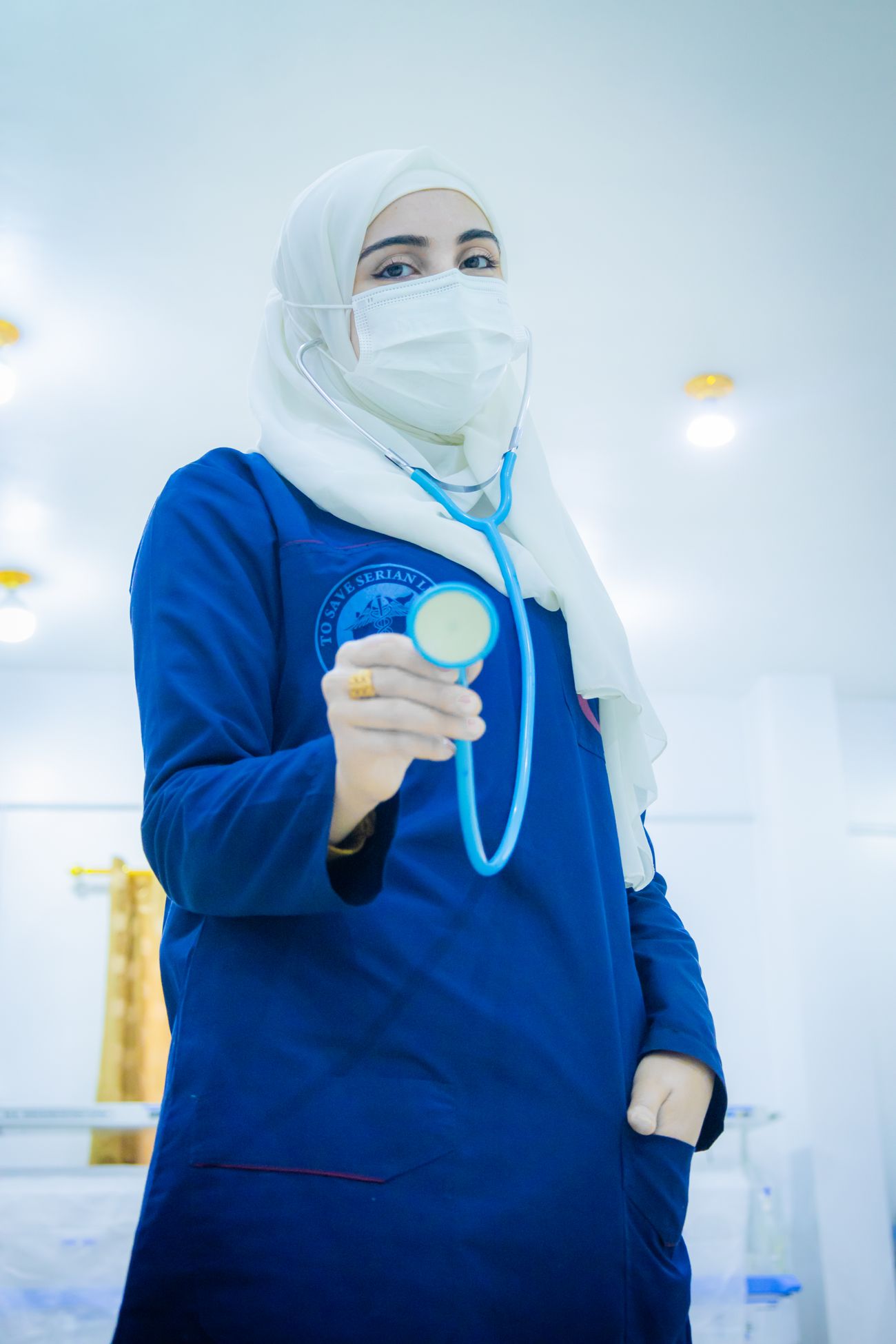 Médecin en blouse blanche et hijab