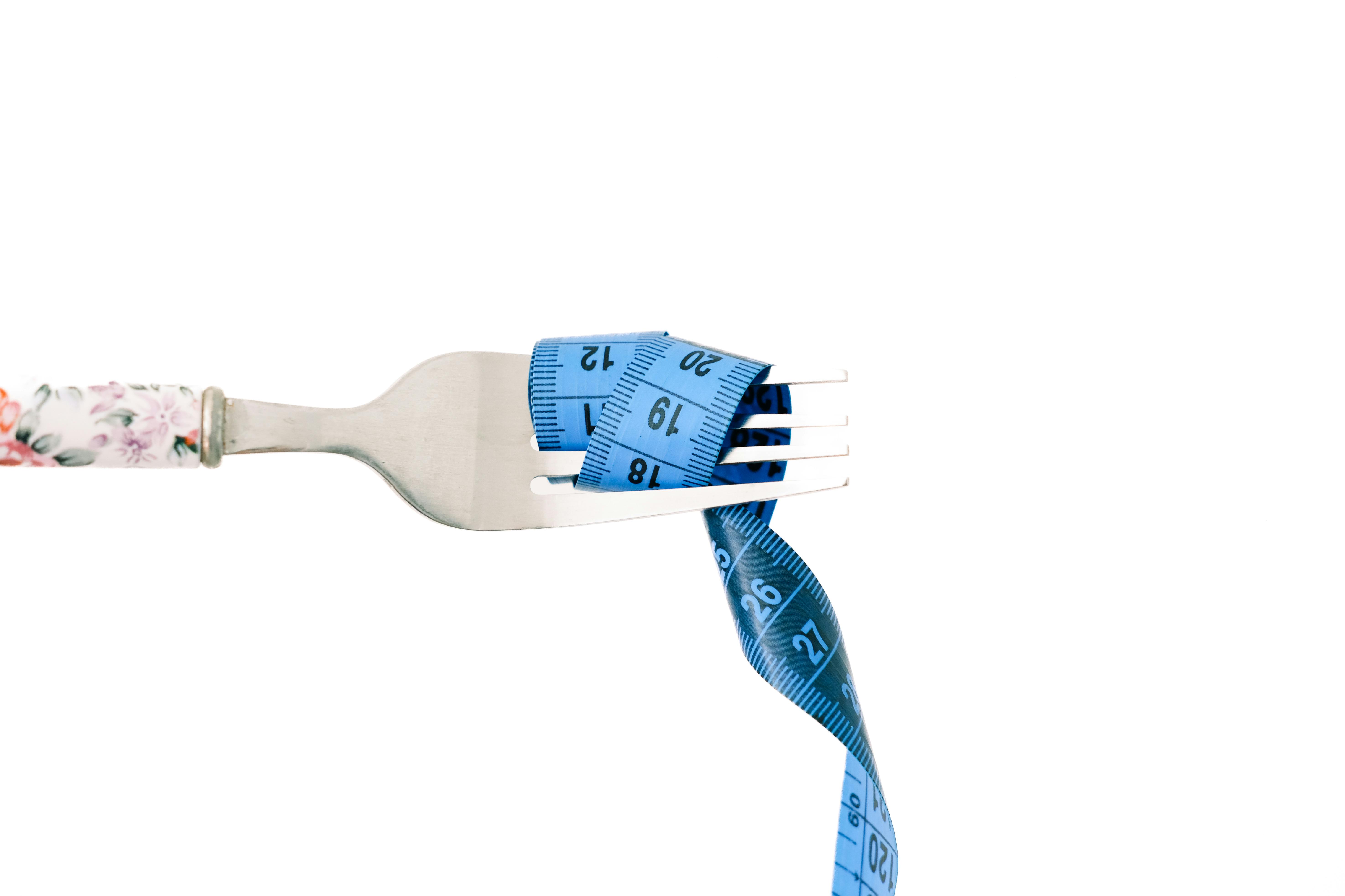 Gratis Garpu Dengan Pita Pengukur Biru Untuk Konsep Diet Foto Stok