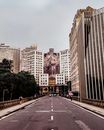 这座城市充满活力，拥有引人注目的建筑壁画和现代建筑