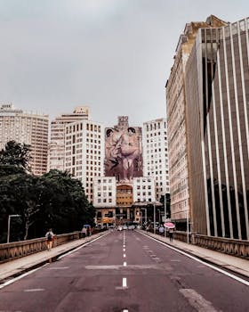 这座城市充满活力，拥有引人注目的建筑壁画和现代建筑