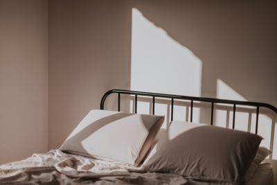 Morning light on a neatly made bed, photo by Leticia Alvares on Pexels