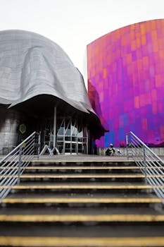 这座建筑充满活力，立面色彩缤纷，配有钢栏杆，展现了迷人的城市设计