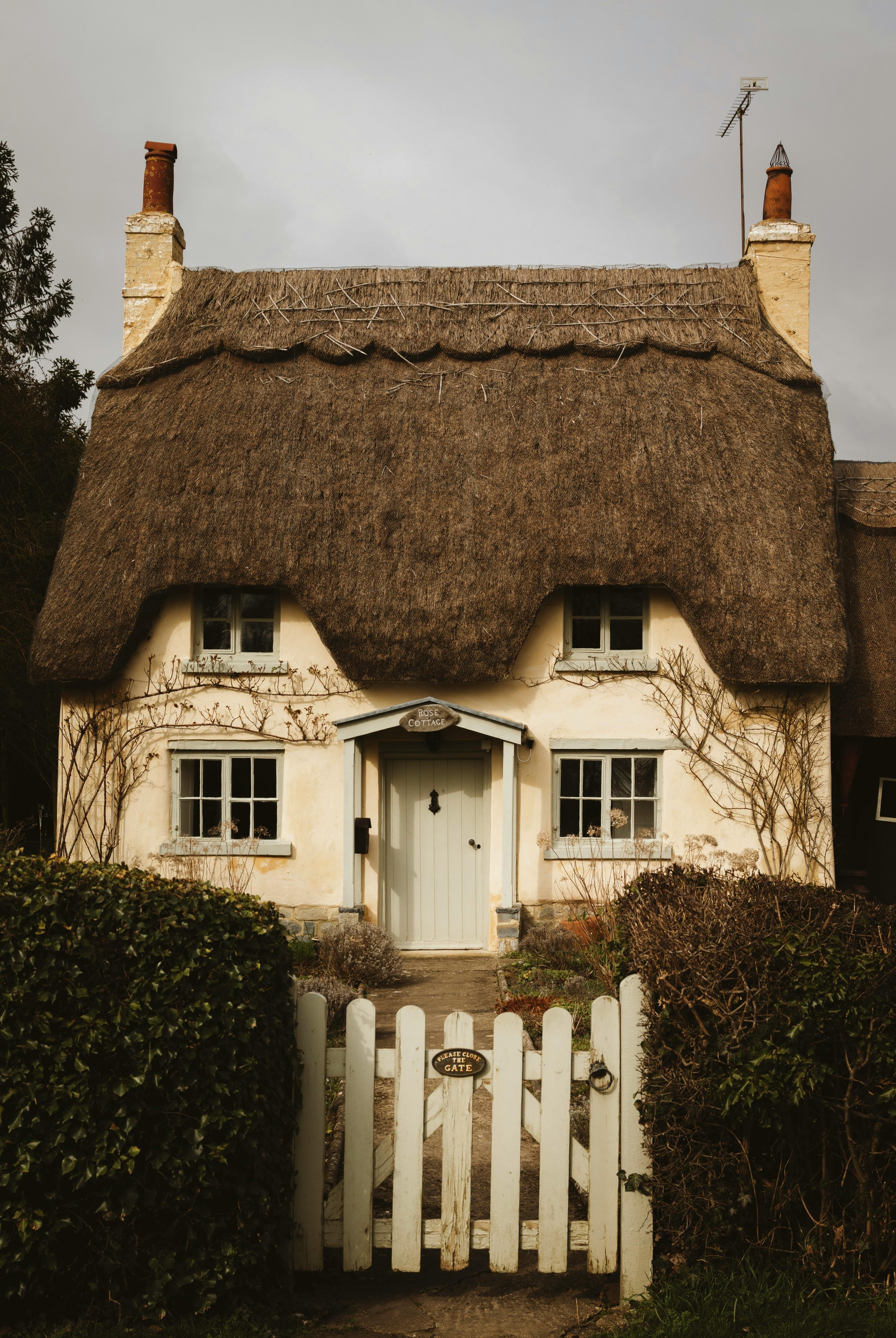Picturesque thatched cottage in Cotswolds, England, showcasing traditional architecture.