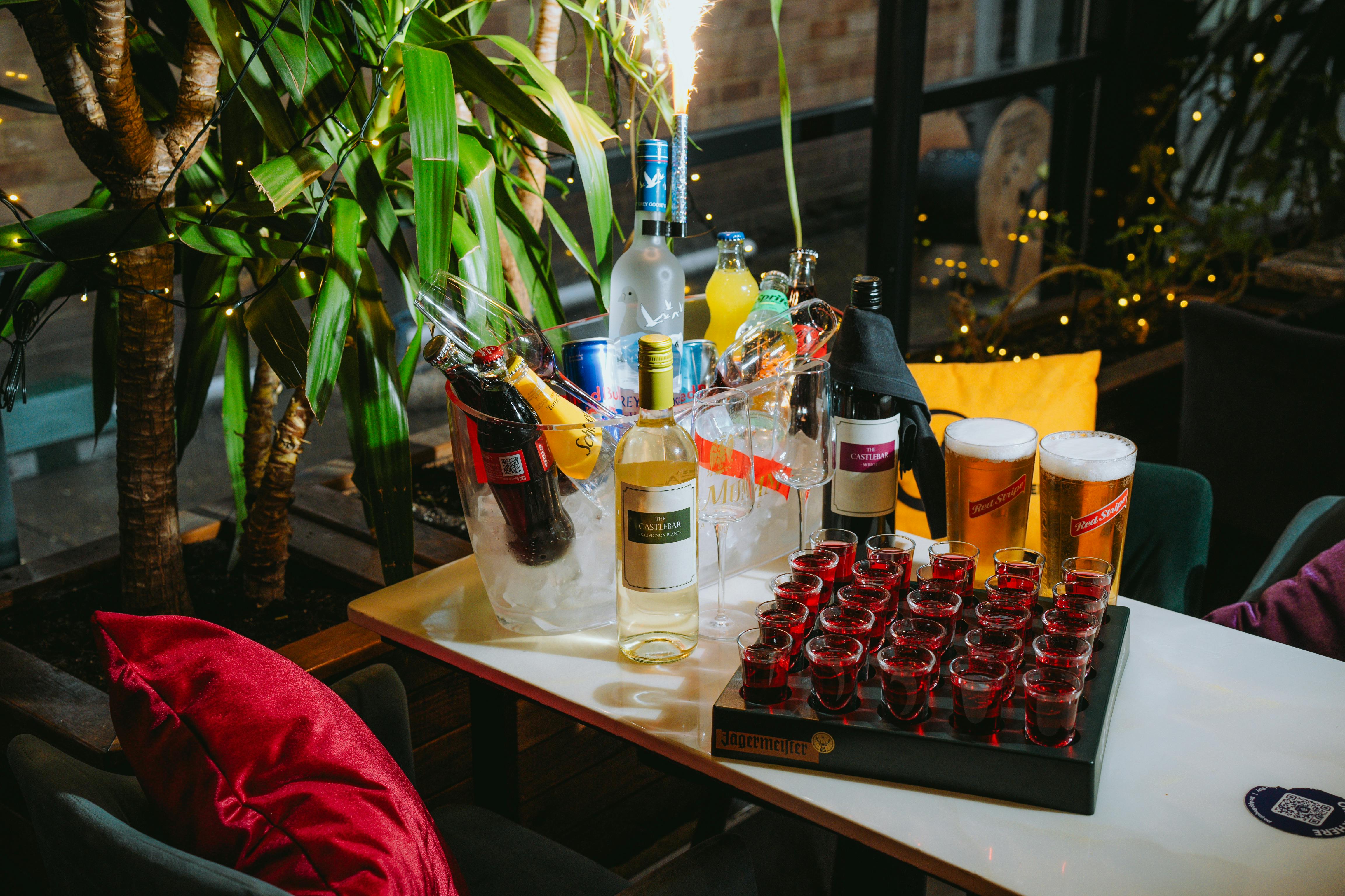 免費 熱鬧的室內環境，擺放著各種飲料、烈酒和煙火，營造出節慶氣氛。 圖庫相片