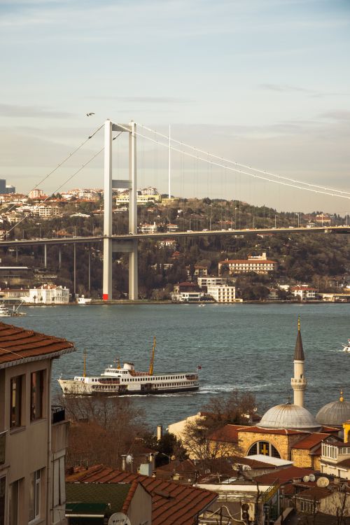 Free Scenic view of the Bosphorus Bridge and a mosque in İstanbul, Türkiye, at daytime. Stock Photo